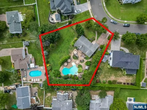 758 Hollybrook Rd, Paramus, NJ 07652