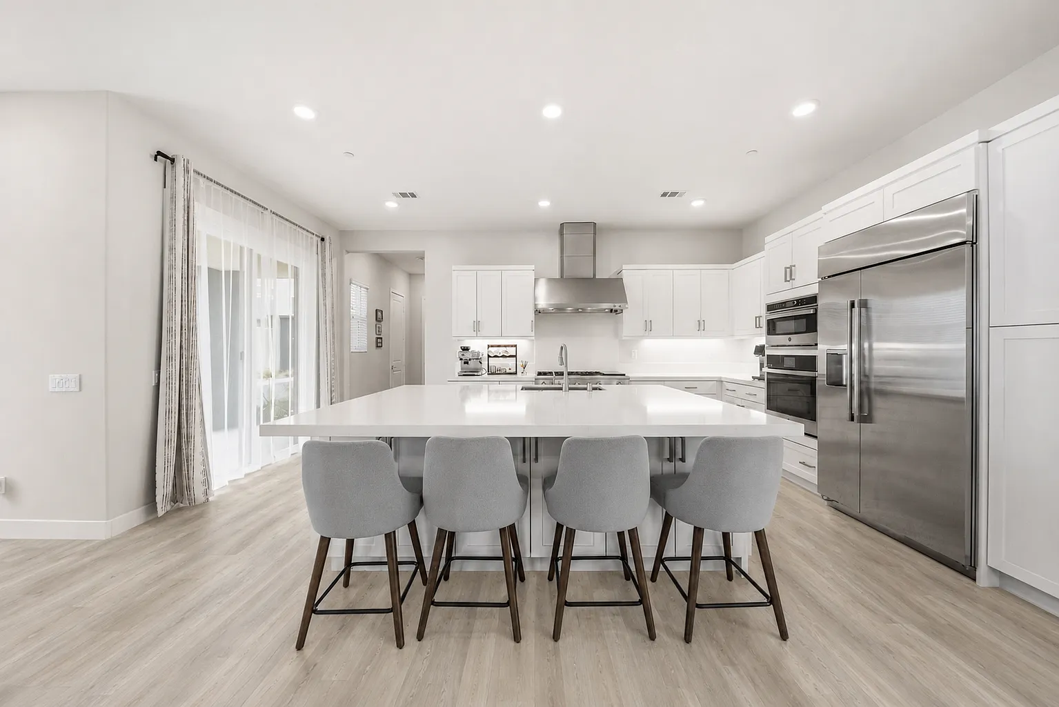4 bed, 2755 sqft, $5,400 — Photo 1