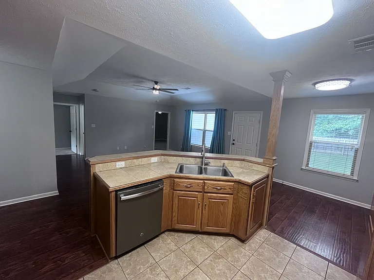 34 Shamsie Dr — Photo 12
