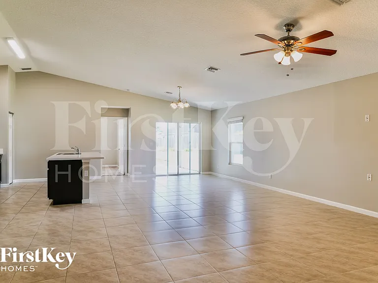1082 SW Bianca Ave — Photo 4