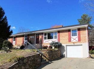5225 Lakeland Dr, Roanoke, VA 24018