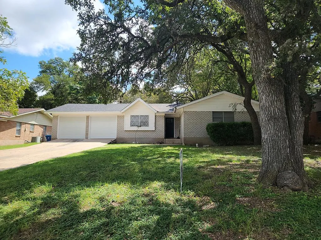 4 bed, 2.0 bath, 1881 sqft, $2,300 — Photo 1
