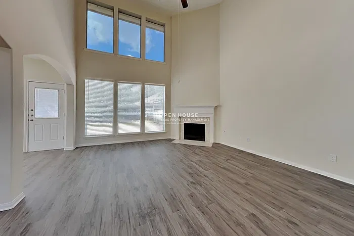 4 bed, 3.5 bath, 2727 sqft, $2,600 — Photo 3