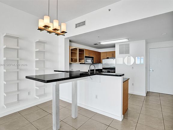 5th image of 725 NE 22nd St APT 9E