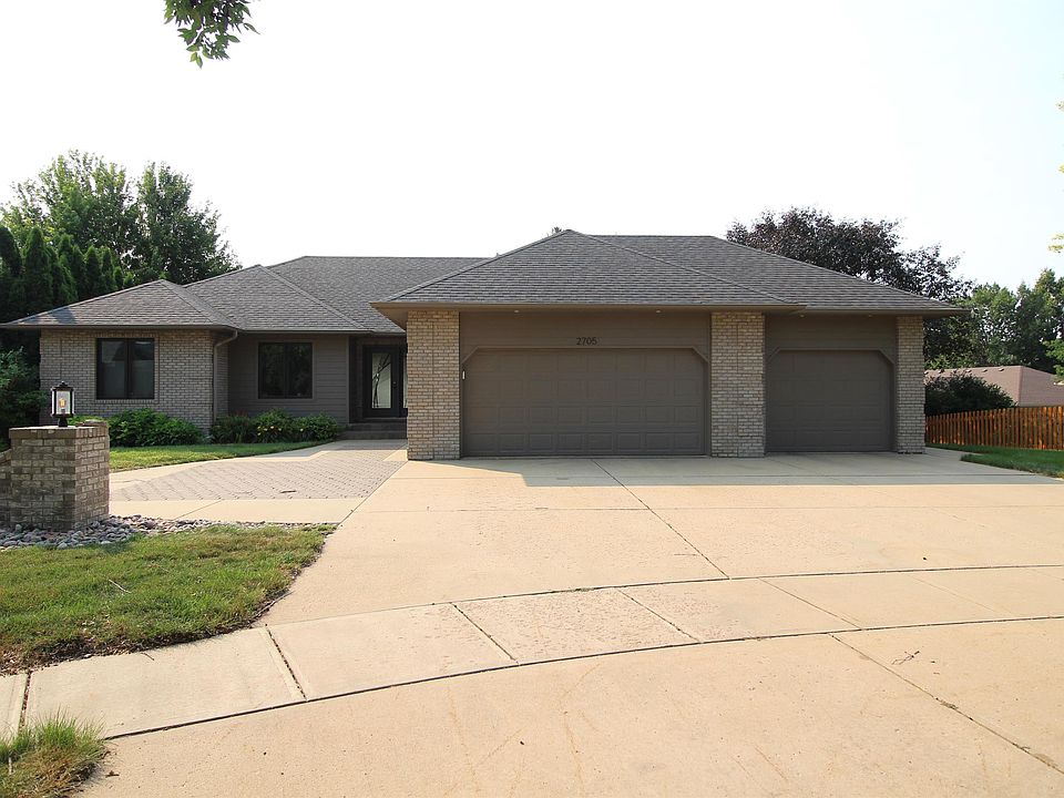 1st image of 2705 E Thomas Cir
