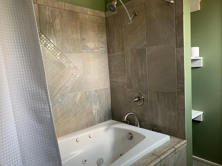 730 W Howe St — Photo 20