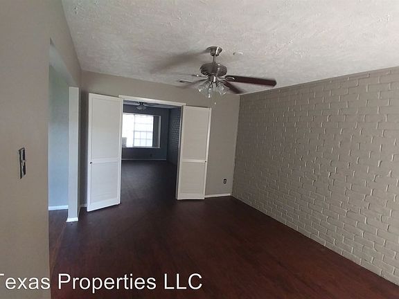 2nd image of 5 W Townhouse Ln