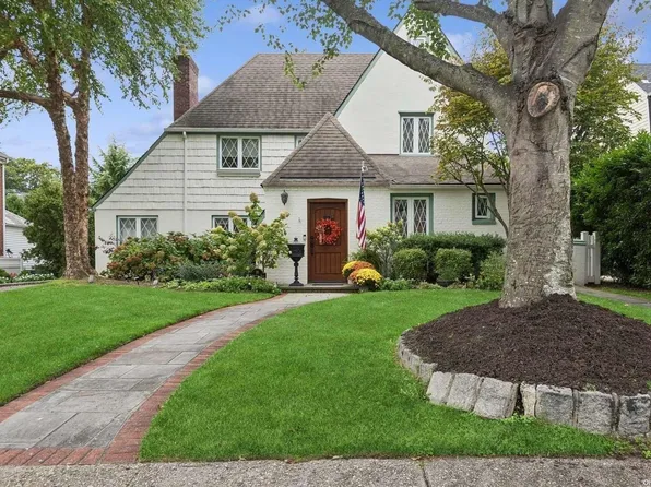 18 Kensington Road, Garden City, NY 11530