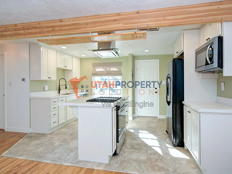 860 E Vics Rd — Photo 10