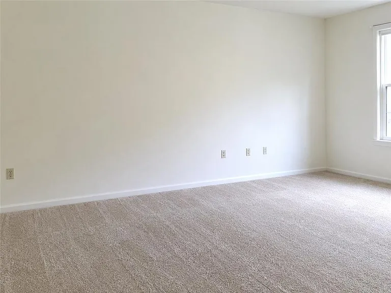 302 Ridgeview Dr — Photo 2