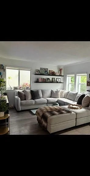 517 Menendez Ave #- — Photo 5