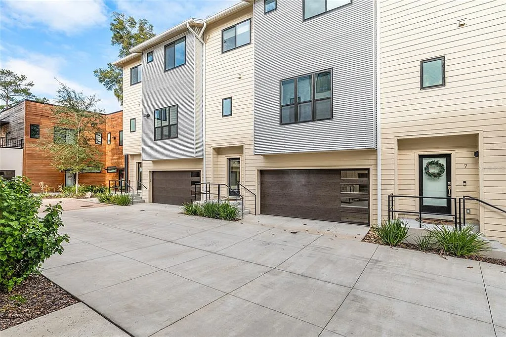 3 bed, 3.5 bath, 2270 sqft, $3,600 — Photo 2