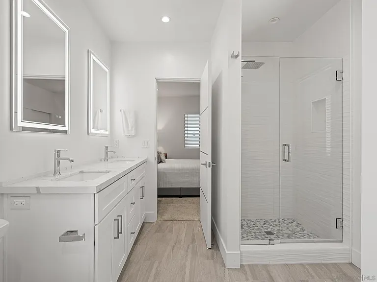 4386 Newport Ave — Photo 43