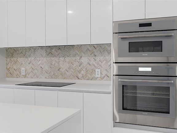 4th image of 711 NE 23rd Ter #3906