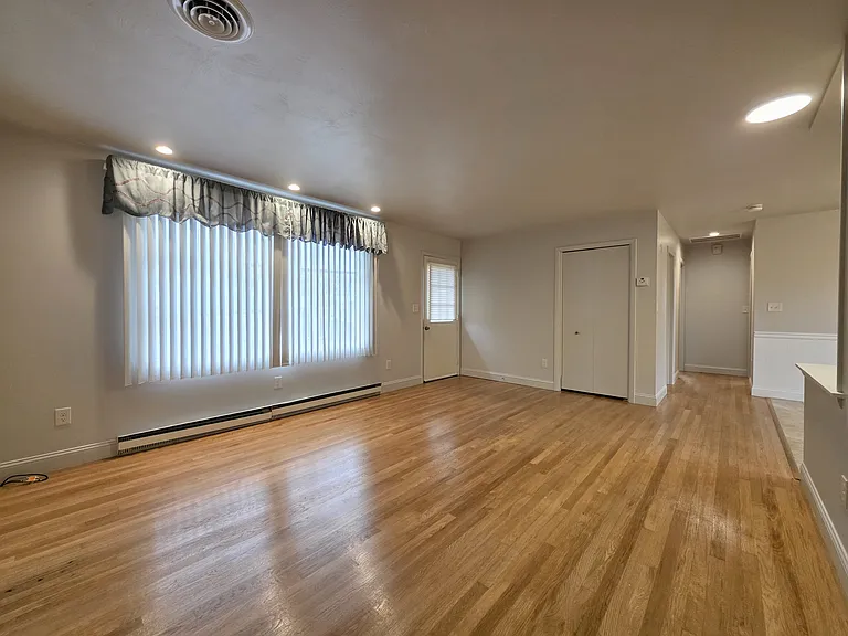 2 Colonial Ave — Photo 4