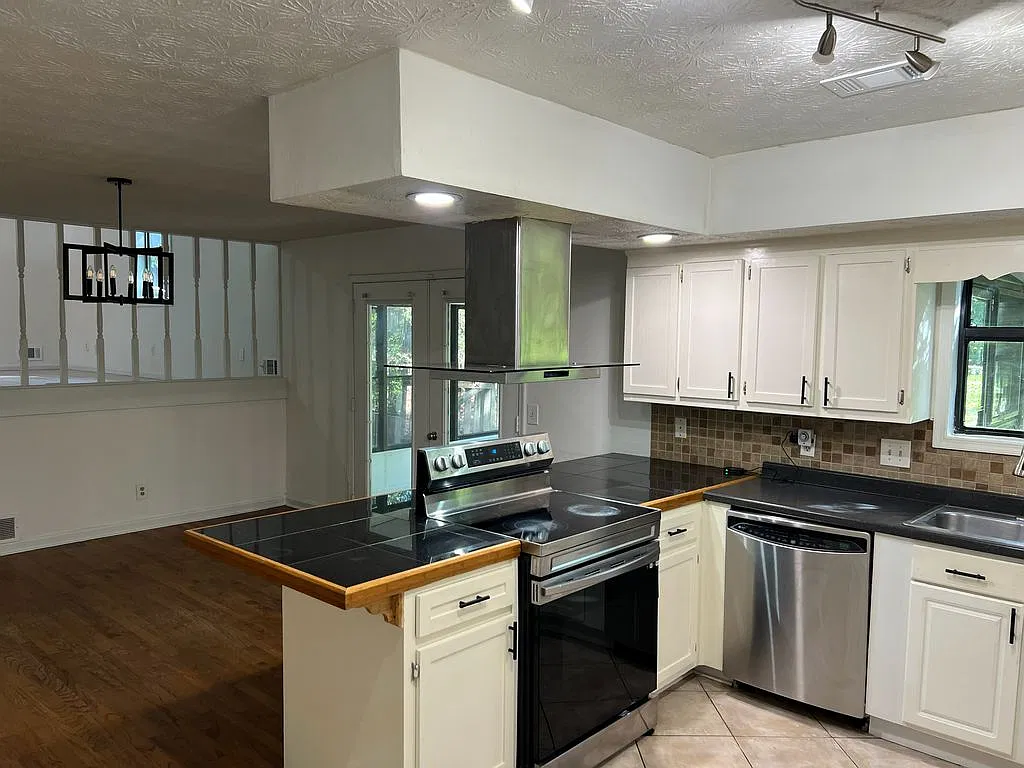 3 bed, 2.5 bath, 1624 sqft, $2,350 — Photo 1