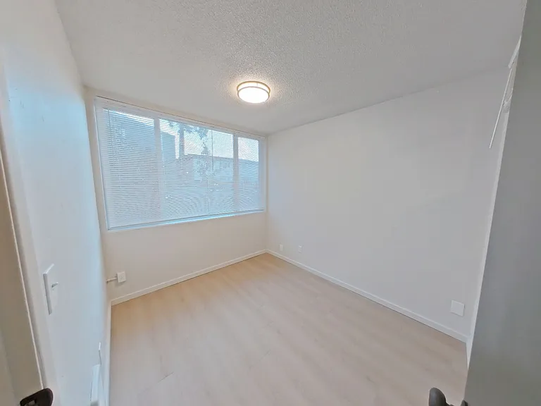 University Manor - Newly Renovated Units just a short walk from Campus! — Photo 9