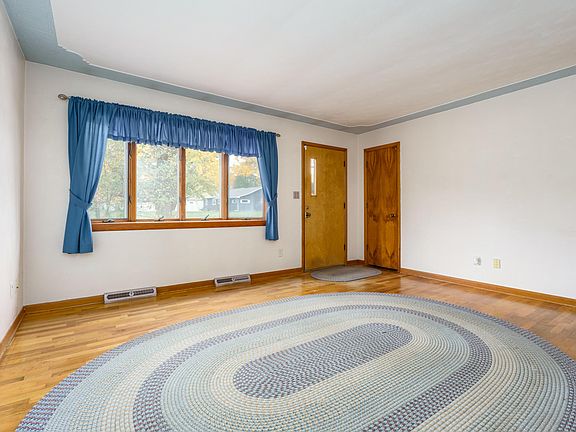 3rd image of 293 Lois Dr