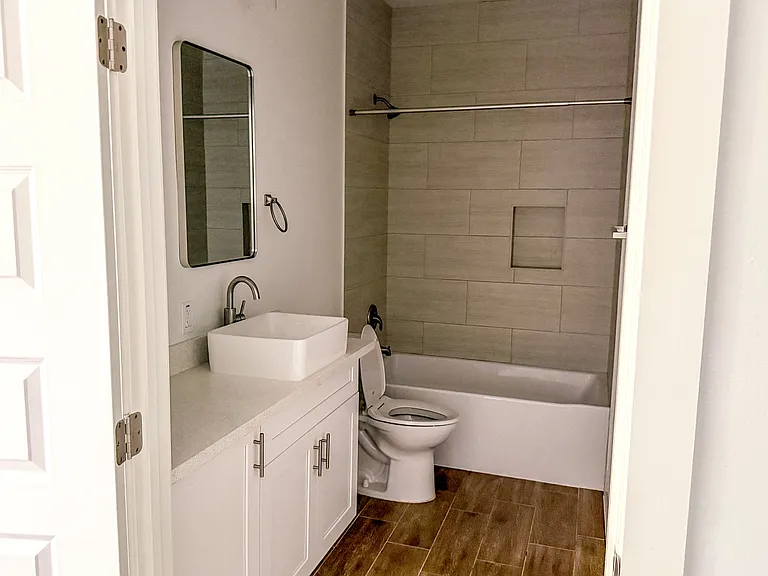 1217 Main St #B — Photo 15