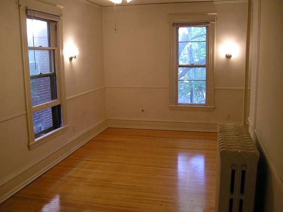 spacious bed room