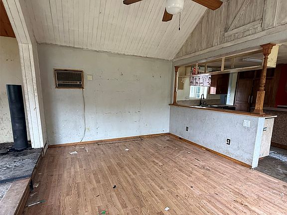 5th image of 303 Garber St