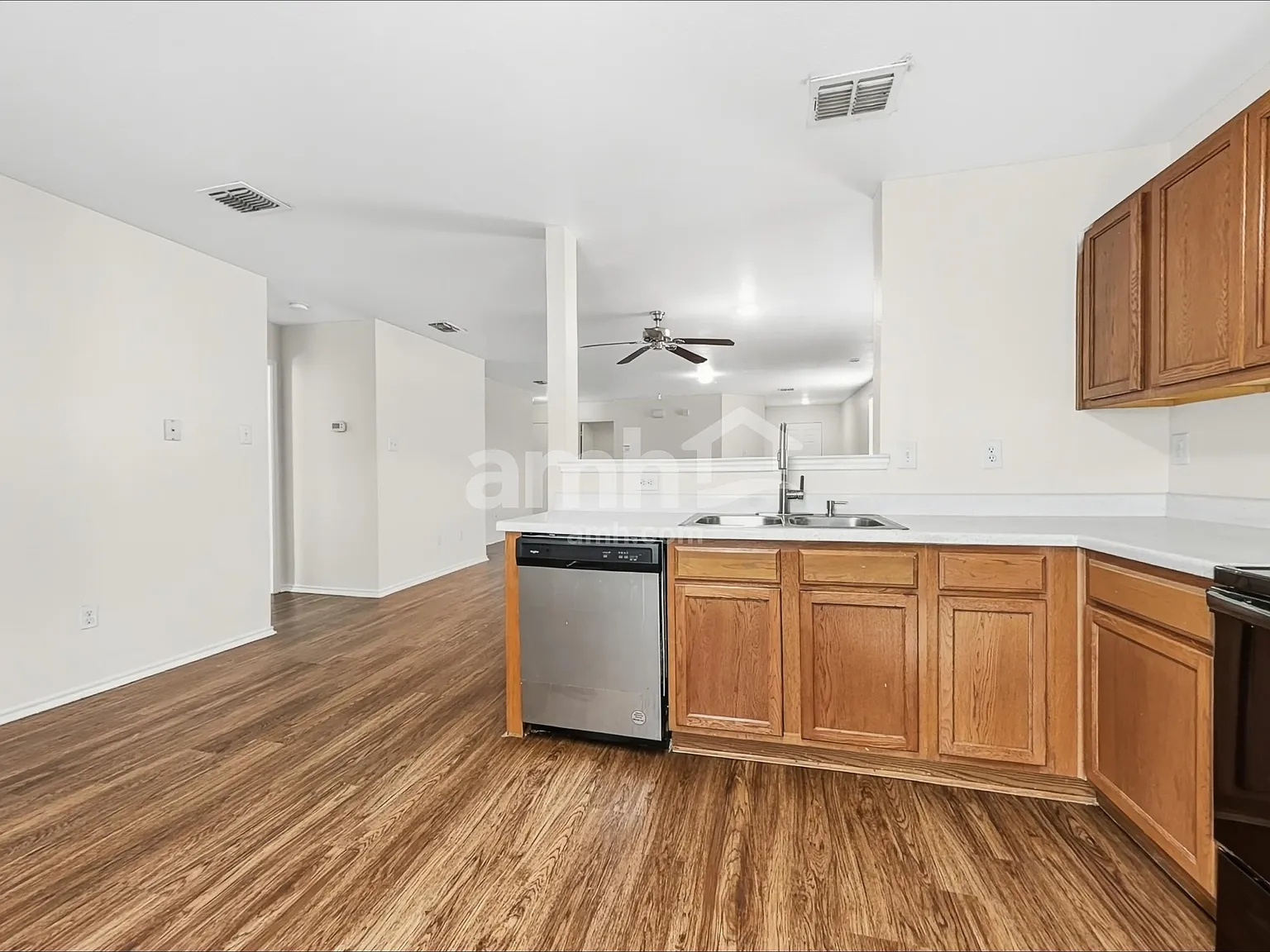 3 bed, 2.0 bath, 1708 sqft, $2,300 — Photo 4