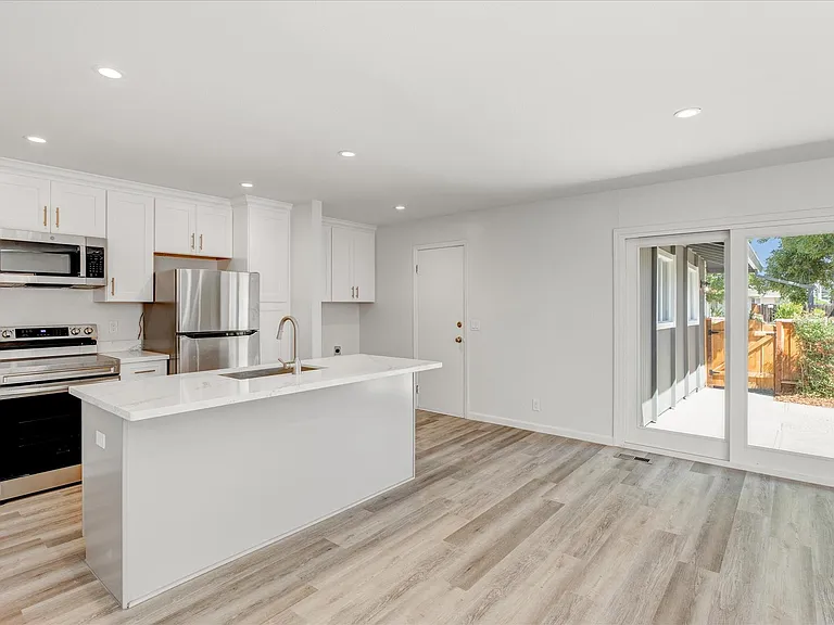 1204 Manchester Dr — Photo 12