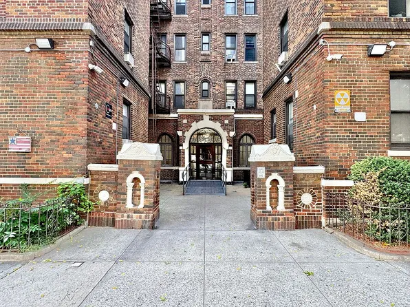 32-86 33rd St #F-8, Astoria, NY 11106