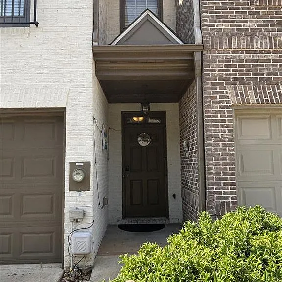 1658 Oakbrook Lake Dr — Photo 2
