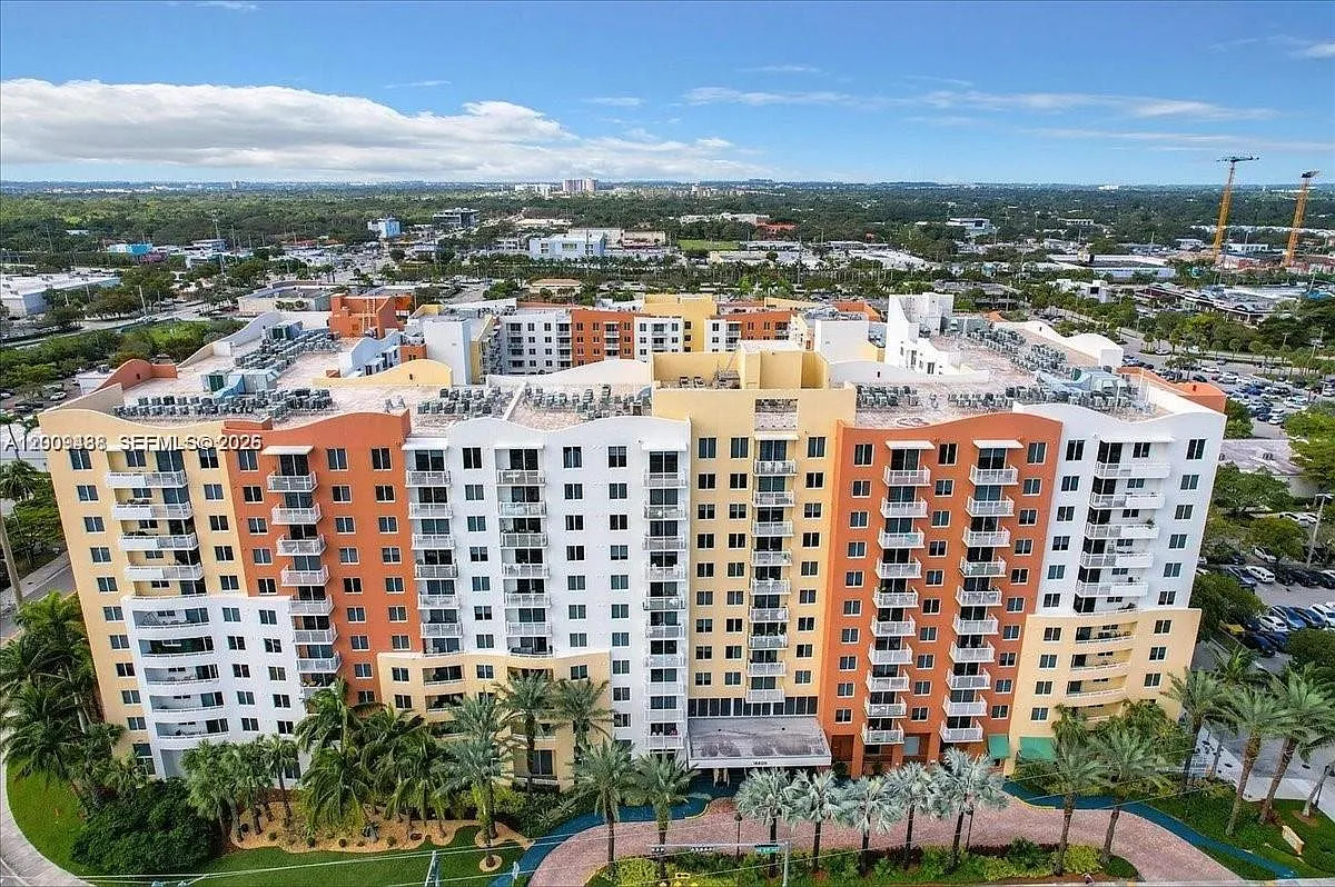 Venture At Aventura East — Photo 2