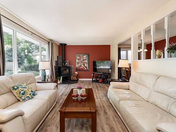 4th image of 7 Camelot Cres