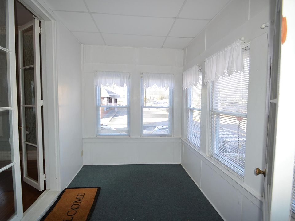 A 3-season sunporch. Bright light all day!