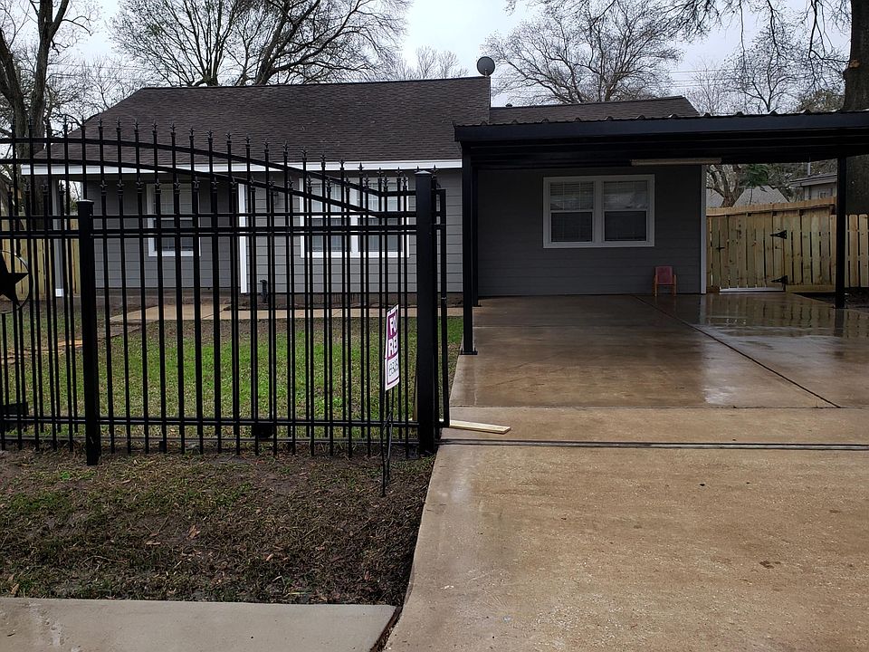Front of the Home with Rod Iron Fenced front yard