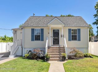 18 Bay Ave, Middletown, NJ 07748