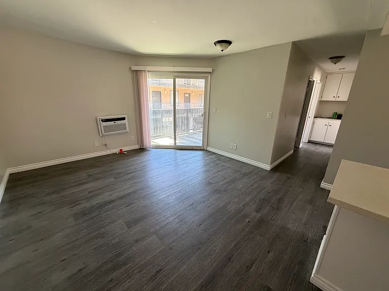 704 W 1st Ave #2 — Photo 4