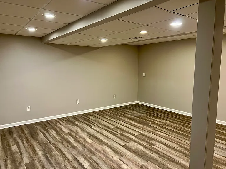 8103 Barlow Rd — Photo 16