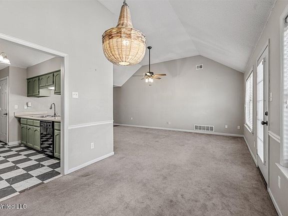 5th image of 270 Gaslight Cv