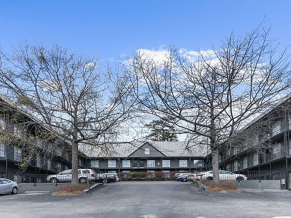 3rd image of 3652 Clairmont Ave S APT 37