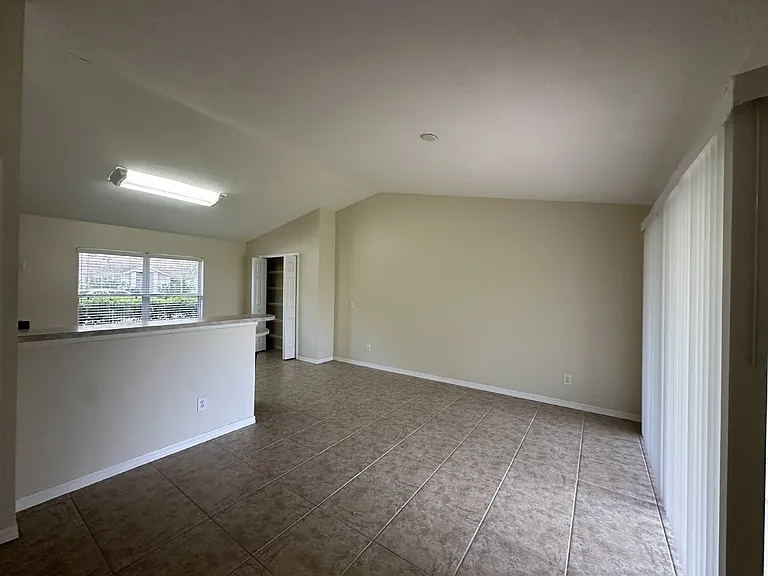 2074 Foxwood Dr — Photo 4