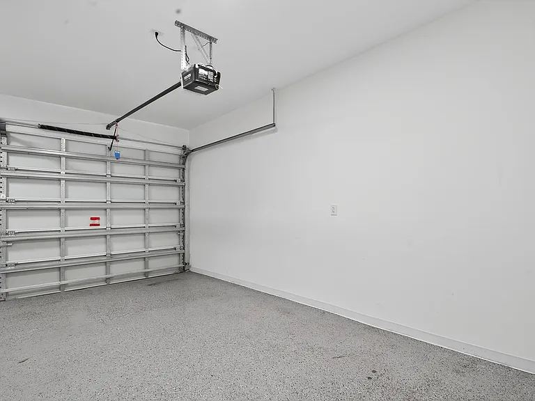 913 NE 15th St — Photo 36