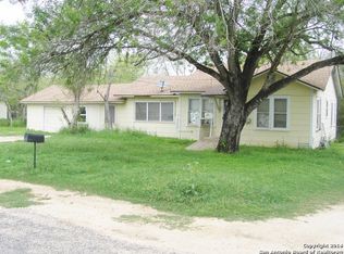 1400 S 4th St, Floresville, TX 78114