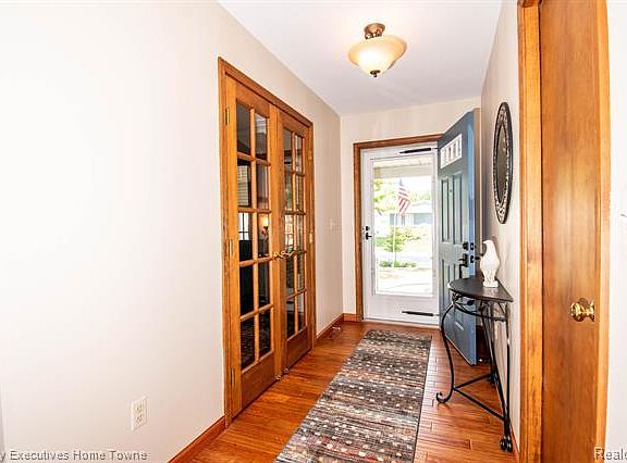 4th image of 1422 Old Squire Ln