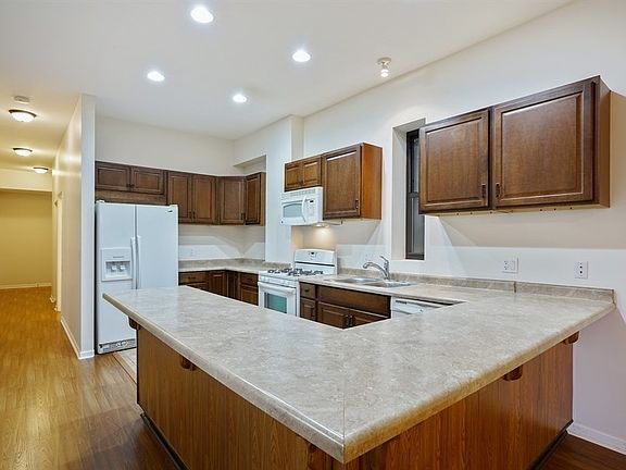 4th image of 885 N Marshfield Ave #2