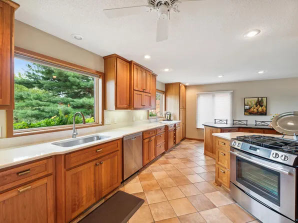 1386 Valley Creek Dr, New Richmond, WI 54017