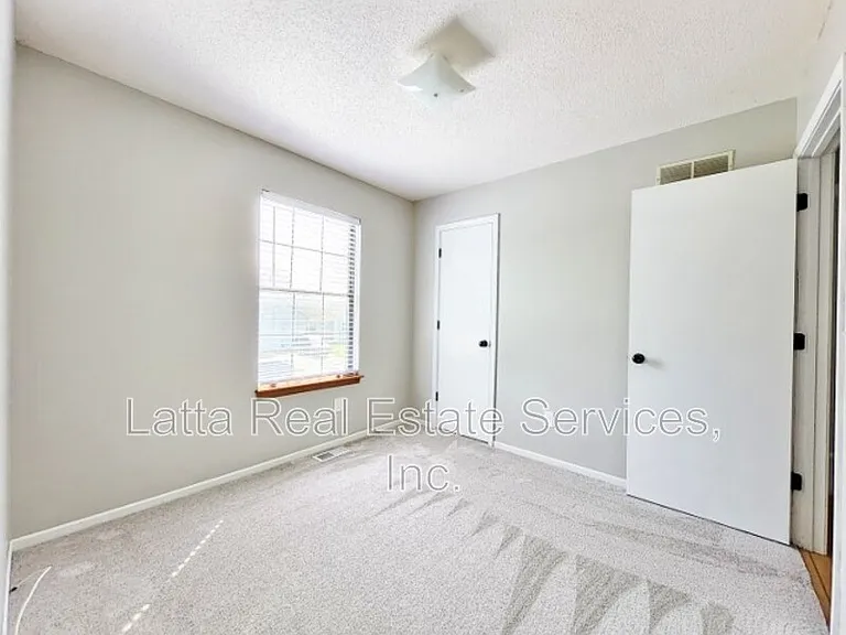 228 SE Bristol Dr — Photo 10