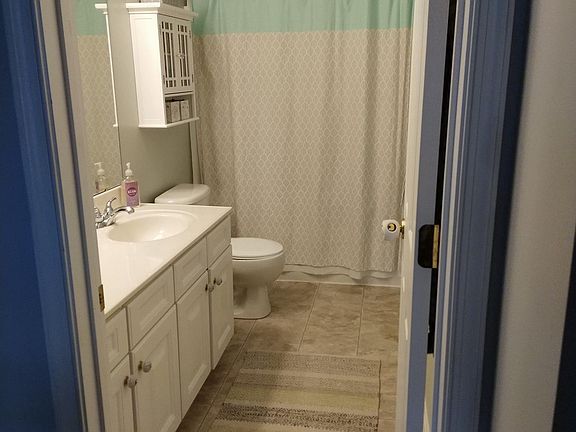 Guest bathroom 2nd floor