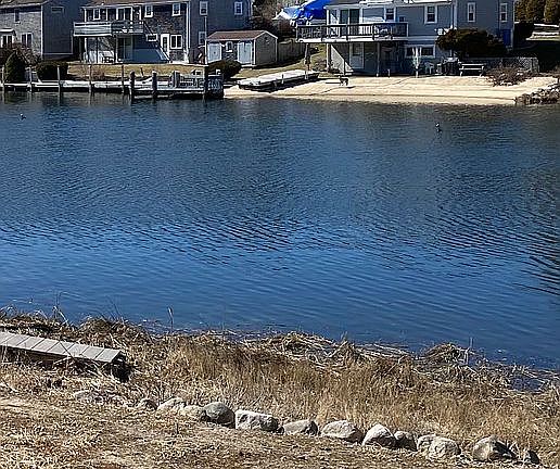 5th image of 185 Edgewater Dr W