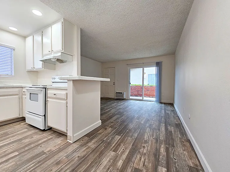 1096 N Mollison Ave — Photo 2