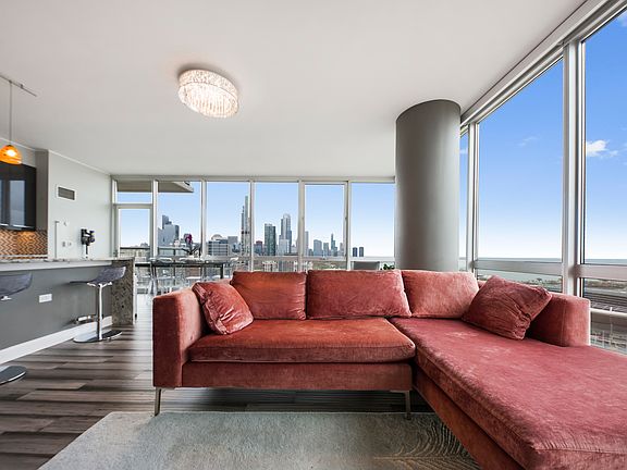5th image of 1629 S Prairie Ave Unit 2801
