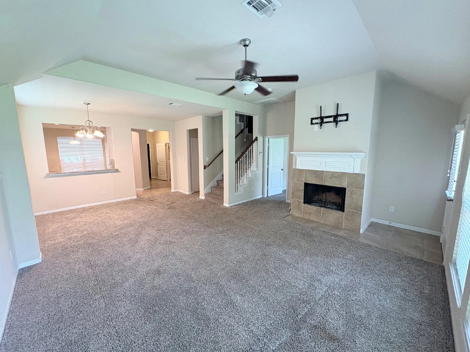 4 bed, 2.5 bath, 2004 sqft, $2,100 — Photo 4